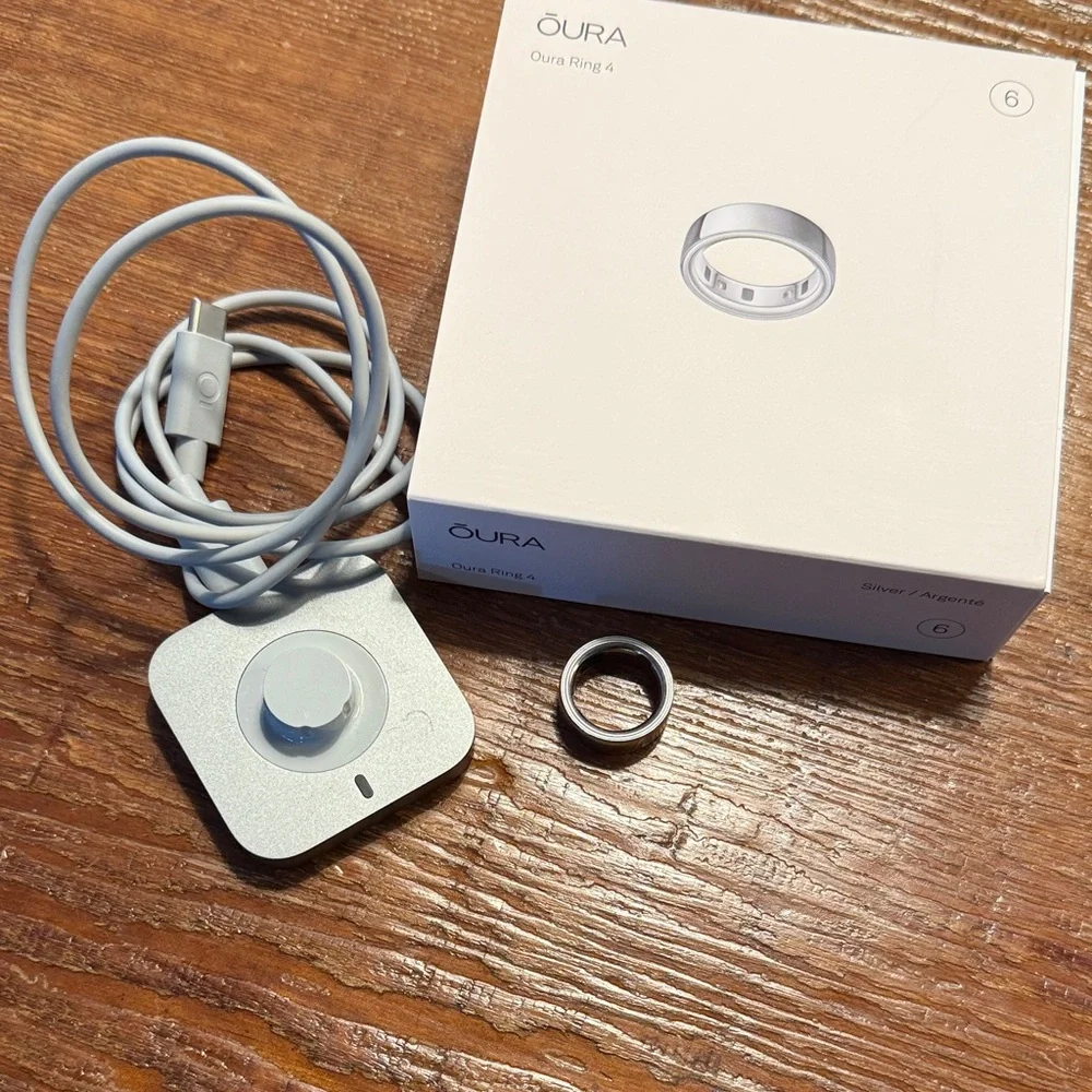 Oura Ring 4 in Silver with Charging Station
